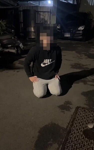 闖入住家的23歲鄭姓男子脫口有「戀鞋癖」，下跪向女子一家道歉。圖／民眾提供