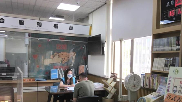 嘉義男子在房屋遭查封後,到行政執行署繳清罰款。(圖/行政執行署嘉義分署提供)