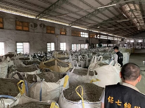 桃園市陳姓業者等人收購廢塑膠混合物,原欲填入水泥塊中,偷工減料牟利,但因強度不足,又為減少處理費用,少部分回填在露營區、其餘堆放在倉庫。圖/記者陳宏睿翻攝