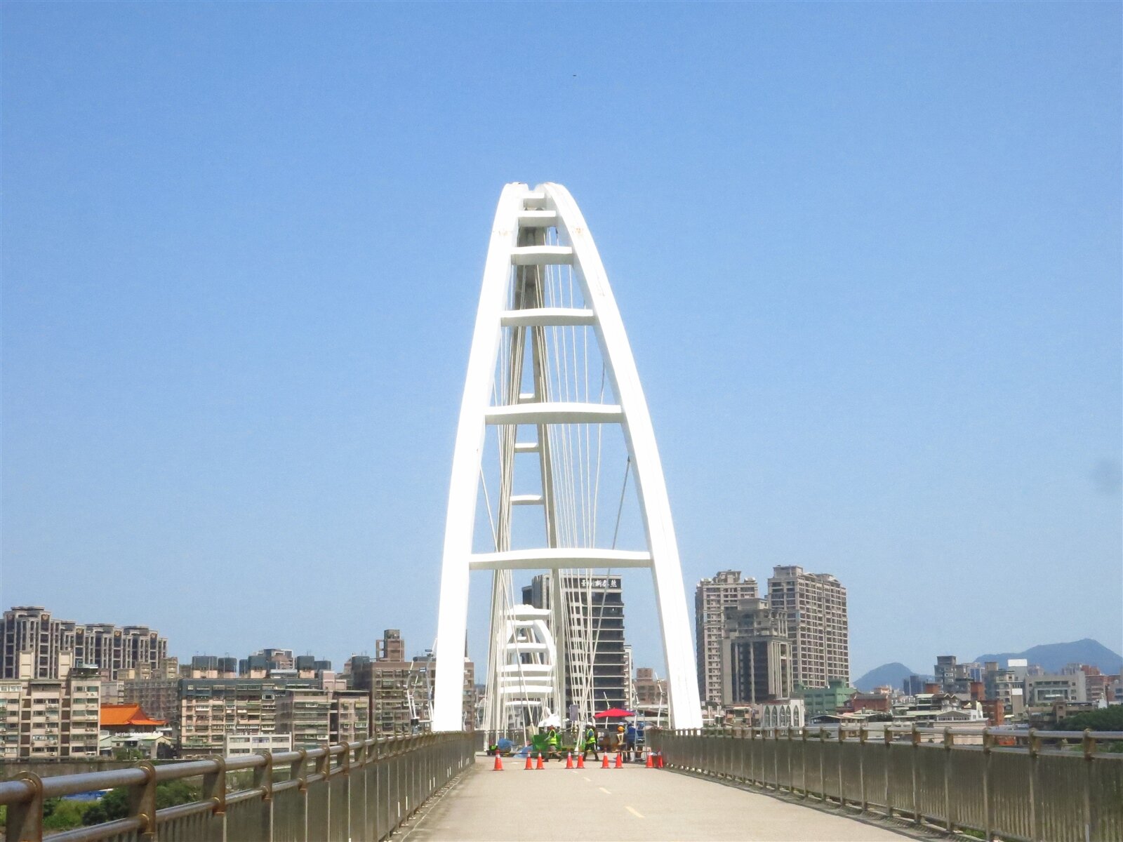 0403造成連結新北板橋及新莊的新月橋吊索鬆脫情況，其中靠北橋最靠近板橋一端吊索明顯變形，令人相當憂心。記者李成蔭／攝影 