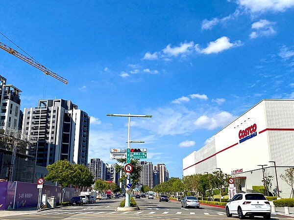 房價要跌好難? 他直指「3關鍵」:這族群要小心! 台中兩間好市多分店周邊商圈蓬勃,房價比同行政區高出9~23%,第三間分店雖尚未正式公布地點,已讓周邊房市掀起熱潮。圖/好房網News記者林和謙/攝
