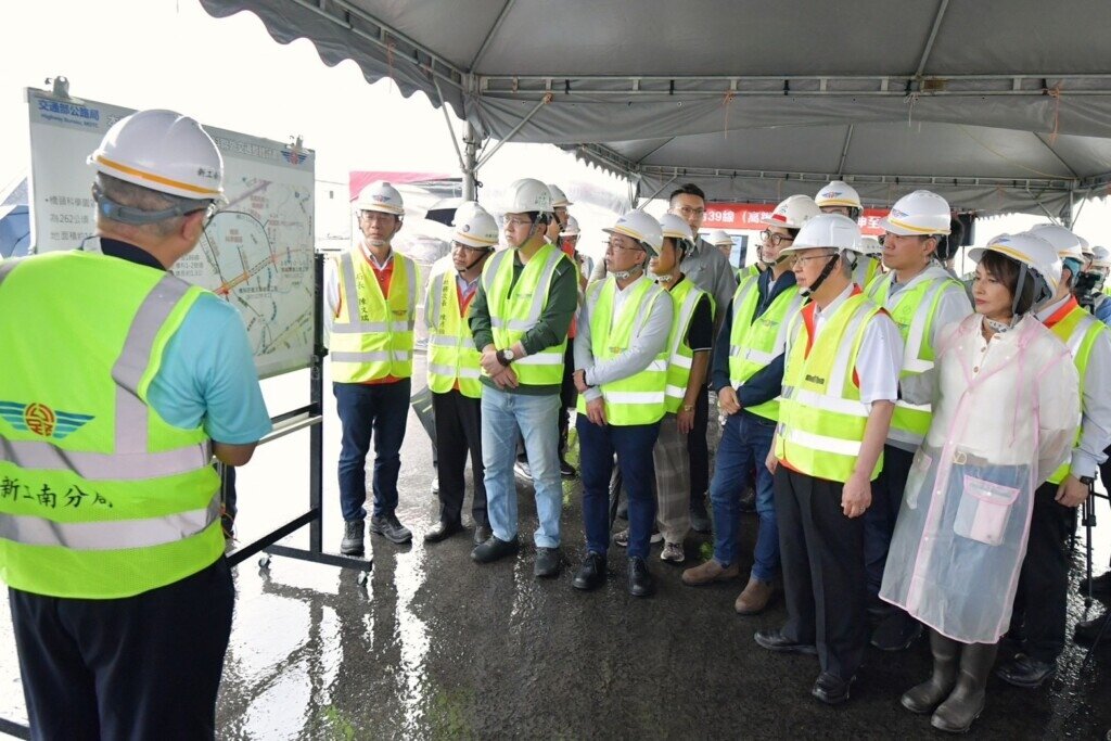 行政院長陳建仁視察「台39線（高鐵橋下道路）延伸至仁武」規劃情形，圖片行政院提供