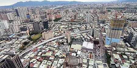 打炒房政策打大不打小，加上新青安房貸、台積電擴廠效應帶旺小宅身價，全台六都小宅紛紛向「錢」衝，近三年單價漲幅已全部「超車」大戶豪宅。圖∕本報資料照片