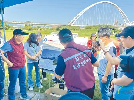
新北市長侯友宜（左一）29日視察因0403花蓮大地震受損的新月橋，了解目前吊索損壞檢測情況。（王揚傑攝）
