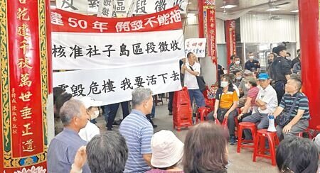 民眾黨立委黃珊珊、民進黨立委王世堅29日前往社子島會勘,遭社子島自救會激烈抗議。(劉彥宜攝)