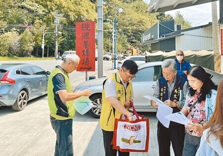 
國立暨南國際大學學務長蕭霖（左二）表示，去年學生共發生70件車禍，台21線車禍占約2成，盼台21線增設機車專用道，降低交通事故率；立委馬文君團隊執行長楊樹煌（左三）29日邀相關單位會勘。（楊靜茹攝）
