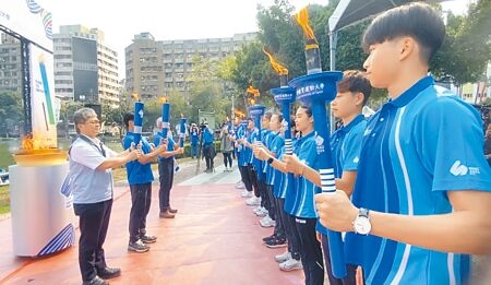 
全大運將在5月4日舉行開幕儀式，相關賽事已陸續在台灣體大及中部大學院校場地展開。圖為全大運日前舉行聖火點燃儀式。（本報資料照片）
