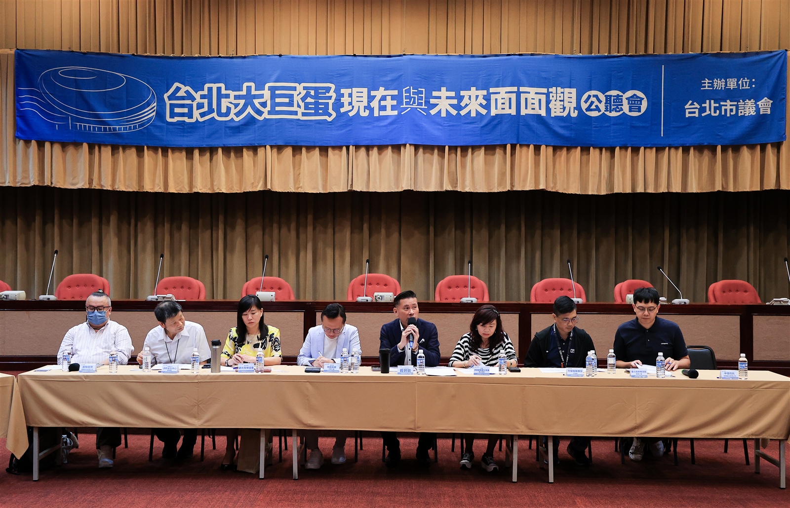 台北市議會議長戴錫欽（右四）上午在市議會舉辦「台北大巨蛋現在與未來面面觀」公聽會，邀請邀請各產業代表一同到場交流意見。記者余承翰／攝影 