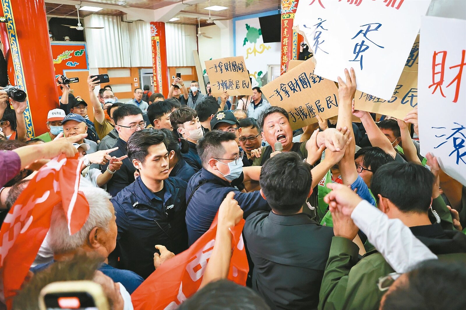 民眾黨立委、台北市前副市長黃珊珊與民進黨立委王世堅昨天在社子島舉行社子島區段徵收協調會,但社子島自救會到場抗議表達訴求,兩邊人馬在現場喊口號叫囂,發生肢體衝突,現場氣氛火爆。記者林伯東/攝影