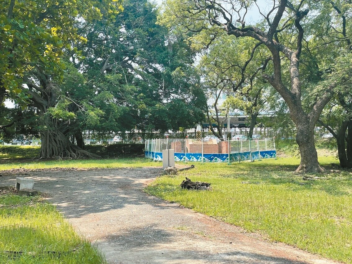 台南古蹟三崁店神社遺跡的部分護欄玉垣毀損多年,市府去年7月啟動修復工程。記者萬于甄/攝影