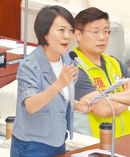 北投士林科技園區T17、18地上權案爭議延燒,民進黨台北市議員簡舒培(左)29日公開2021年簽呈,可見柯文哲拍板北士科3塊基地分開招標且下修底價。(本報資料照片)