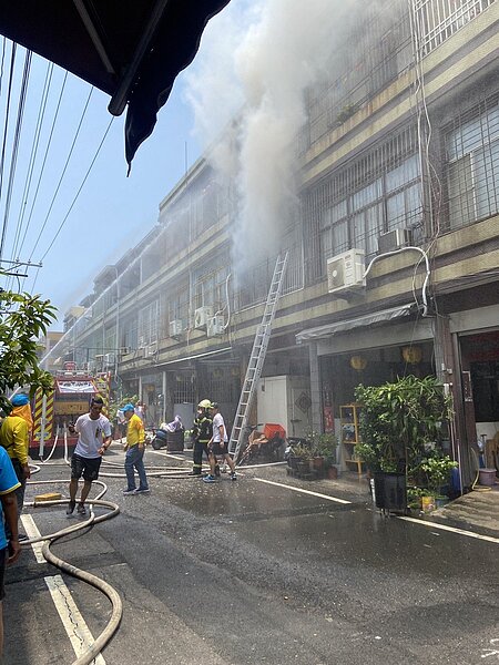 屏東縣東港鎮船頭路一處民宅29日2樓突然竄出火舌，剛好當時廟會遶境隊伍經過，起火原因消防局調查中。記者劉星君／翻攝
