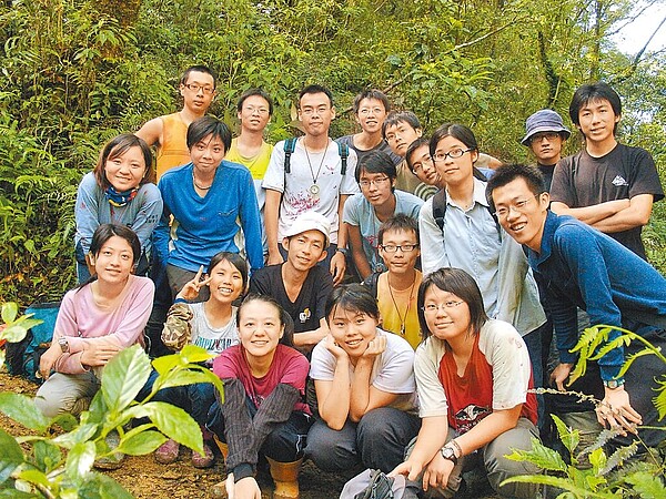 國立中山大學生物科學系助理教授張楊家豪（二排右一）發現，台灣植物花季與過去1年的「溫度變化」息息相關。研究結果將有助於繪製台灣追櫻、賞楓地圖。圖／國立中山大學提供