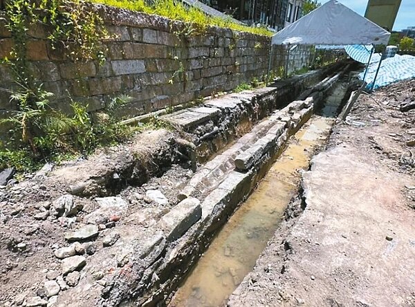 金華社宅基地內「尖底明溝」遺址被登錄為歷史建築,文資會昨天同意擴大試掘,金華社宅工程將持續受阻。圖/都發局提供