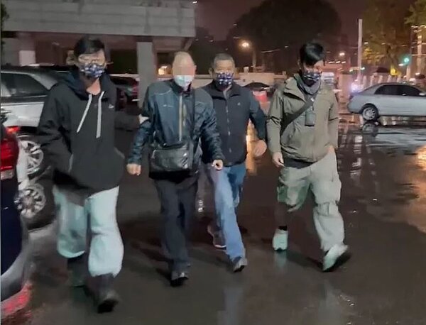 保欣公司負責人劉慶士(右二)涉嫌出售凡有蘇丹紅的毒辣椒粉給下游廠商,遭新北地檢署依涉犯刑法詐欺取財及食安全法等罪起訴。記者王長鼎/翻攝