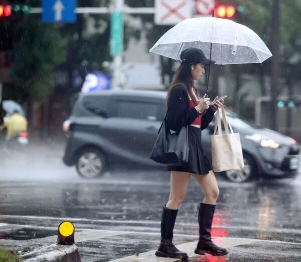 明後今年梅雨季第1道滯留鋒在台灣附近徘徊，各地有局部陣雨或雷雨的機率，今晚鋒面接近，天氣開始轉變。圖／聯合報系資料照