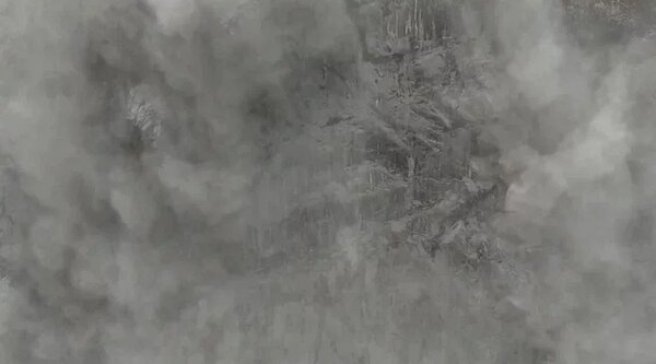 中橫公路流芳橋路段對岸山壁30日上午又發生落石,現場煙塵瀰漫,相當嚇人,考量安全,中午時段暫不開放。圖/公路局提供