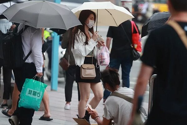 明天起鋒面影響，明後各地開始有局部大雨，尤其西半部要留意局部大雨，宜蘭及花蓮要留意短延時強降雨。圖／聯合報系資料照片