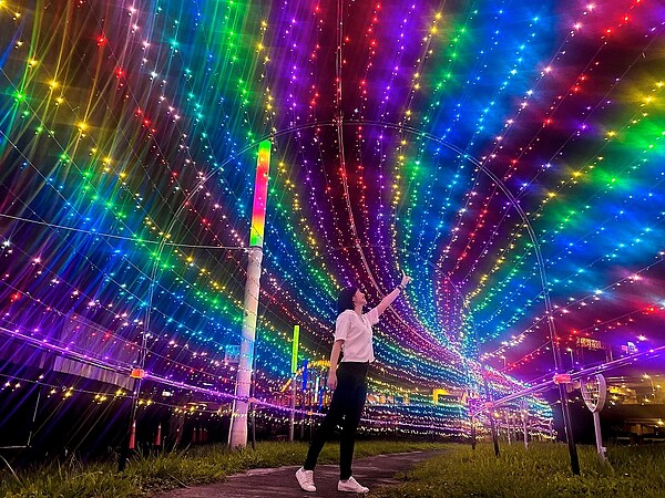 「2024台北水舞嘉年華」將於明(1)日在錫口碼頭彩虹橋熱鬧登場。圖/台北市政府提供