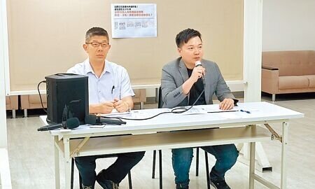 國民黨台北市議員楊植斗(右)4月30日質疑,台灣肥料公司「沃土」,從購土發票與土方運送聯單可看出疑似造假。(丁上程攝)