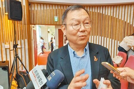 陽明交通大學校長林奇宏4月30日參加第4屆文文盃晶創未來全國聯賽活動時受訪,指客家學院後方停車場是校地,研擬興建的是「產業共創研發大樓」,絕對不是商辦大樓。(羅浚濱攝)