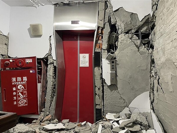 馥邑京華大樓將拆除,不過住戶希望縣府能代拆,住戶無法負擔高額拆除費。圖/居民提供