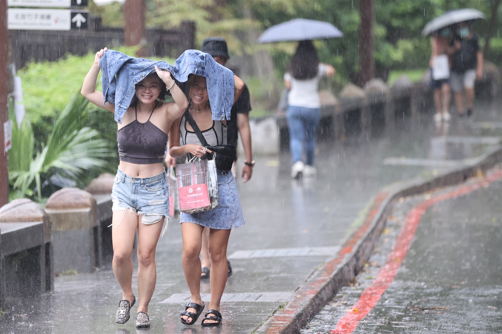 昨天下班時間突然下起大雨，許多民眾措手不及，趕緊用外套遮雨。氣象署提醒，梅雨季預計在五月下旬至六月上旬發生，劇烈天氣機率將增高。記者蘇健忠／攝影 