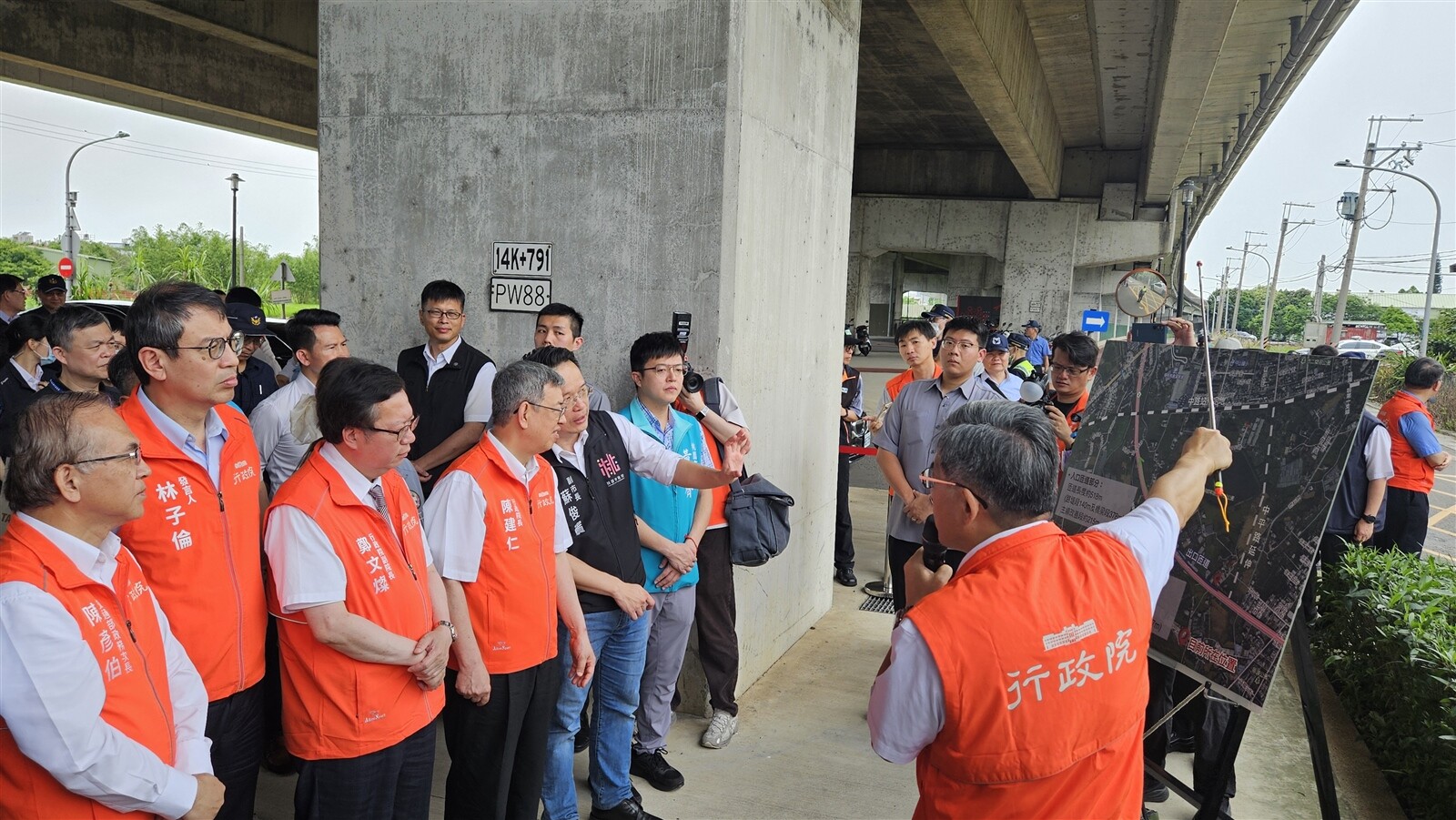 行政院長陳建仁、副院長鄭文燦與桃園副市長蘇俊賓等人昨視察國2增設中路交流道案。記者鄭國樑／攝影 