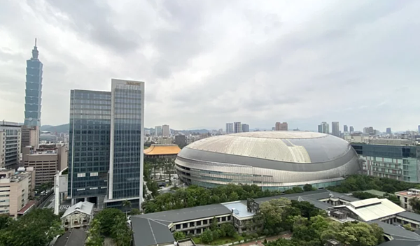 台北大巨蛋去年11月啟用至今，各界敲碗期待能盡快開演唱會，但受限法規遲遲無法解套，台北市副市長李四川舉行跨局處會議做出結論，未來大巨蛋要辦演唱會，可依照「大型群聚活動安全管理自治條例」規定辦理。圖／聯合報系資料照