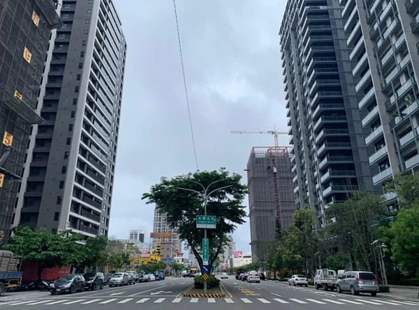 房產業者認為，台南跨港大橋通車能將安平舊城區的觀光車潮從北側導引至此，不僅有助舊安平交通，更將使金城段北側能見度提高、帶動開發，紓緩交通之餘，對自住族群而言也多了兩處房價負擔較低的選擇。照片／業者提供