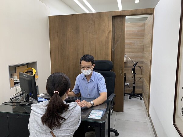 蔡宗璟指出，經血量過多最常見的原因是子宮肌瘤及卵巢功能異常，事實上，中醫的治療可讓肌瘤出血明顯降低，再配合鐵劑補血，便能成功改善問題。圖／蔡宗璟提供