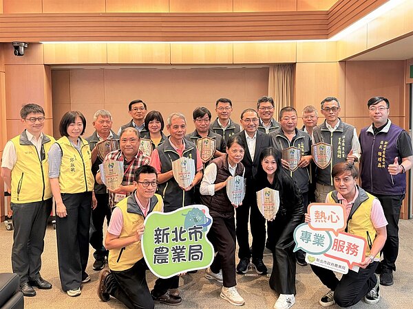 112年新北市鶯歌區北鶯里、泰山區大科里等4里榮獲農村水保署最高榮耀銀質認證,另汐止區東山里、三峽區保新里等5里則獲銅質認證,今(1)日由各里長代表獲獎社區於市政會議獻獎。圖/新北市政府提供