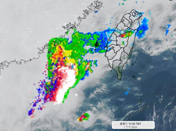 目前在台灣海峽南部有一條「線狀對流」發展中，閃電訊號非常活躍，高達每分鐘600次以上。圖／取自「天氣風險 WeatherRisk」臉書粉專