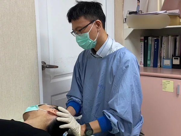 南投醫院耳鼻喉科醫師蔡昌益透過耳石復位,減輕患者暈眩。圖/南投醫院提供