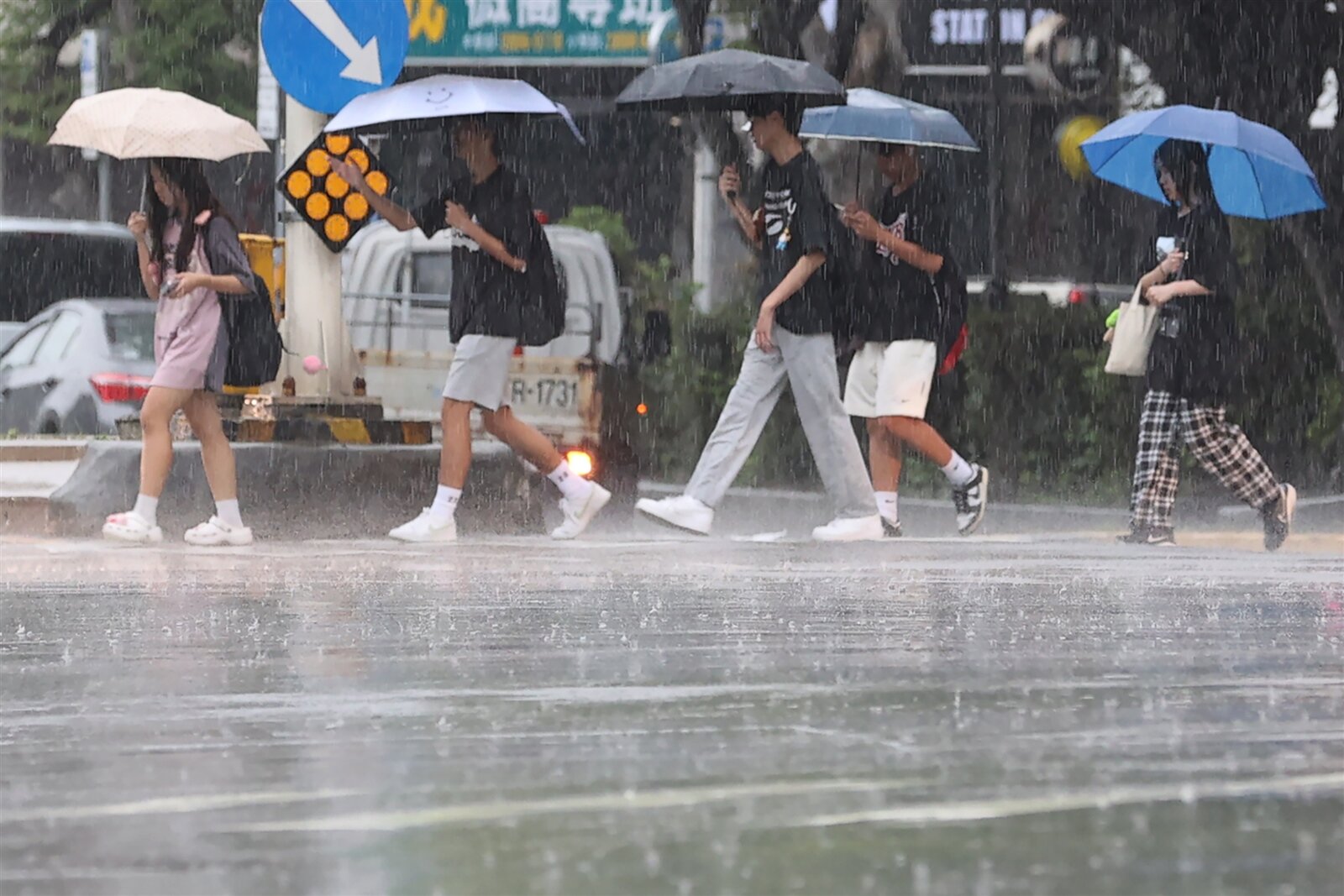 鋒面通過及對流雲系發展旺盛影響,易有短延時強降雨,中央氣象署發布大雨特報。記者蘇健忠/攝影