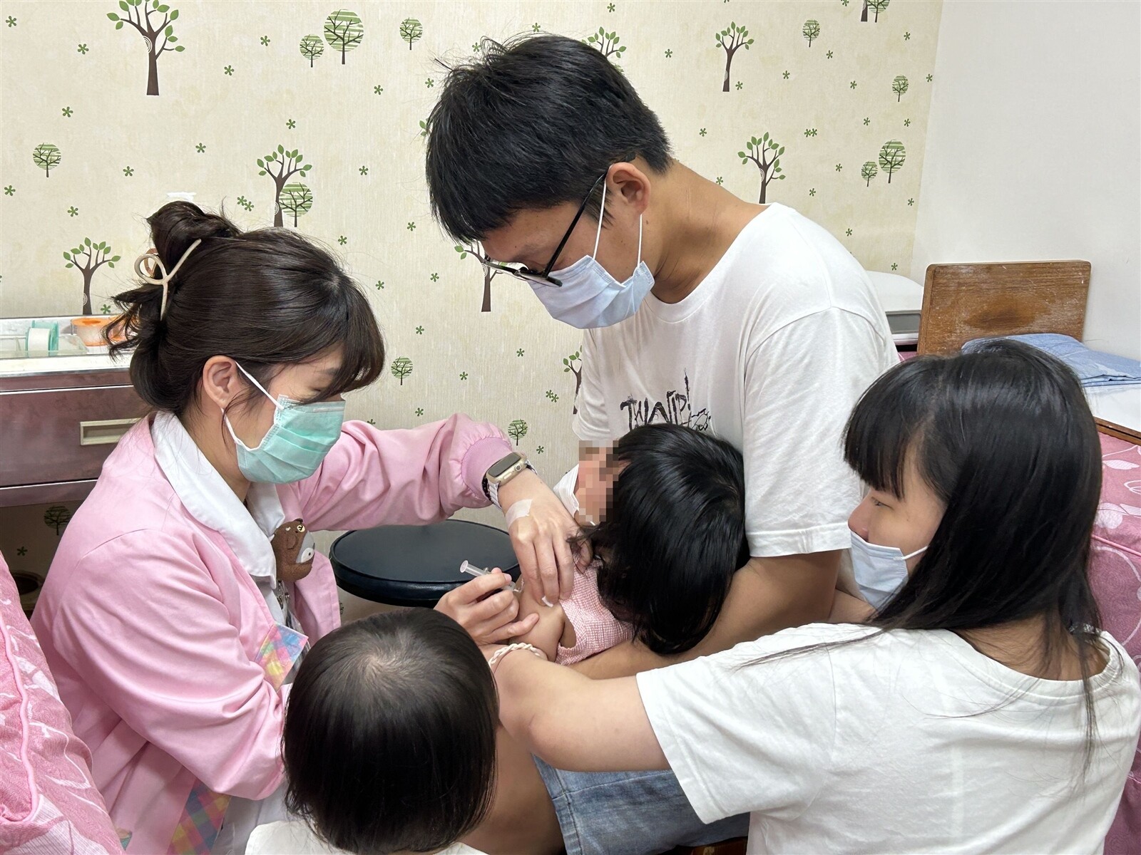 腸病毒處流行期，林姓家長今天帶2名女兒到台中醫院，接種腸病毒疫苗，圖為大女兒打疫苗。記者趙容萱／攝影 