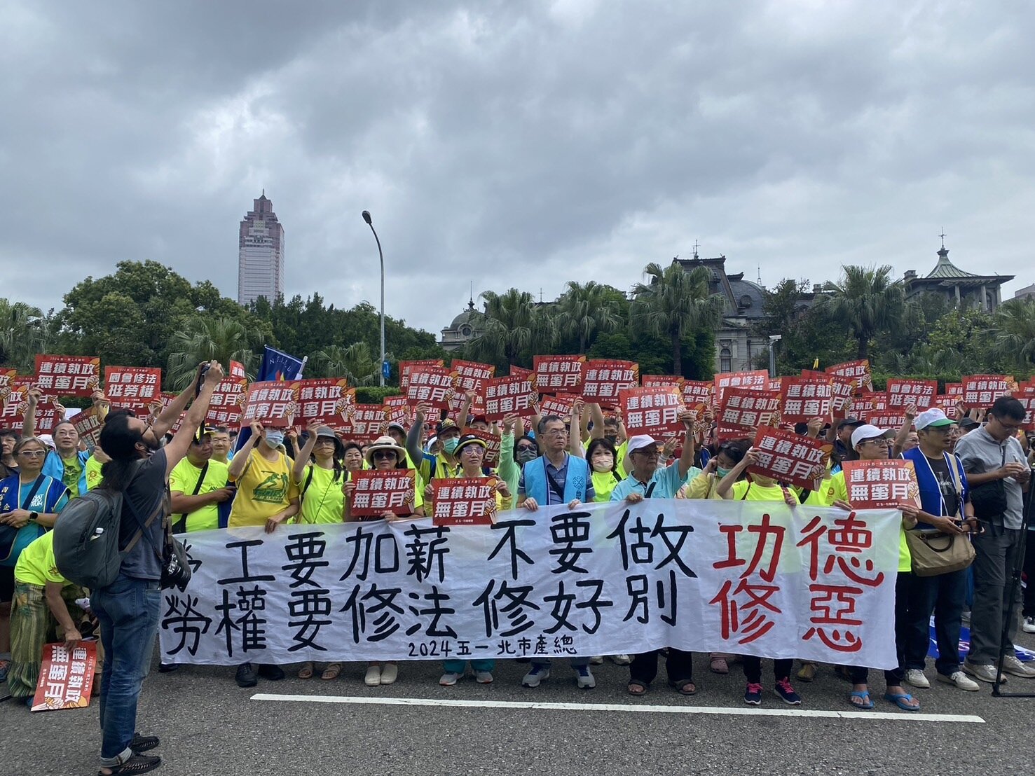 五一行動聯盟今發動五一勞動節大遊行,下午近四千人於凱道集結,預計從總統府遊行至立法院,要求勞動法令大翻修,兌現選前挺勞工的政治承諾。記者葉冠妤/攝影