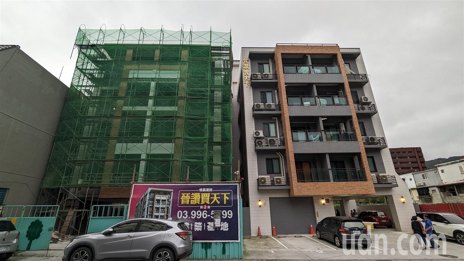 宜蘭縣蘇澳鎮蘇南路上的「比薩斜塔」,左側的二期建物疑似造成右側一期建物傾斜。記者陳敬丰/攝影