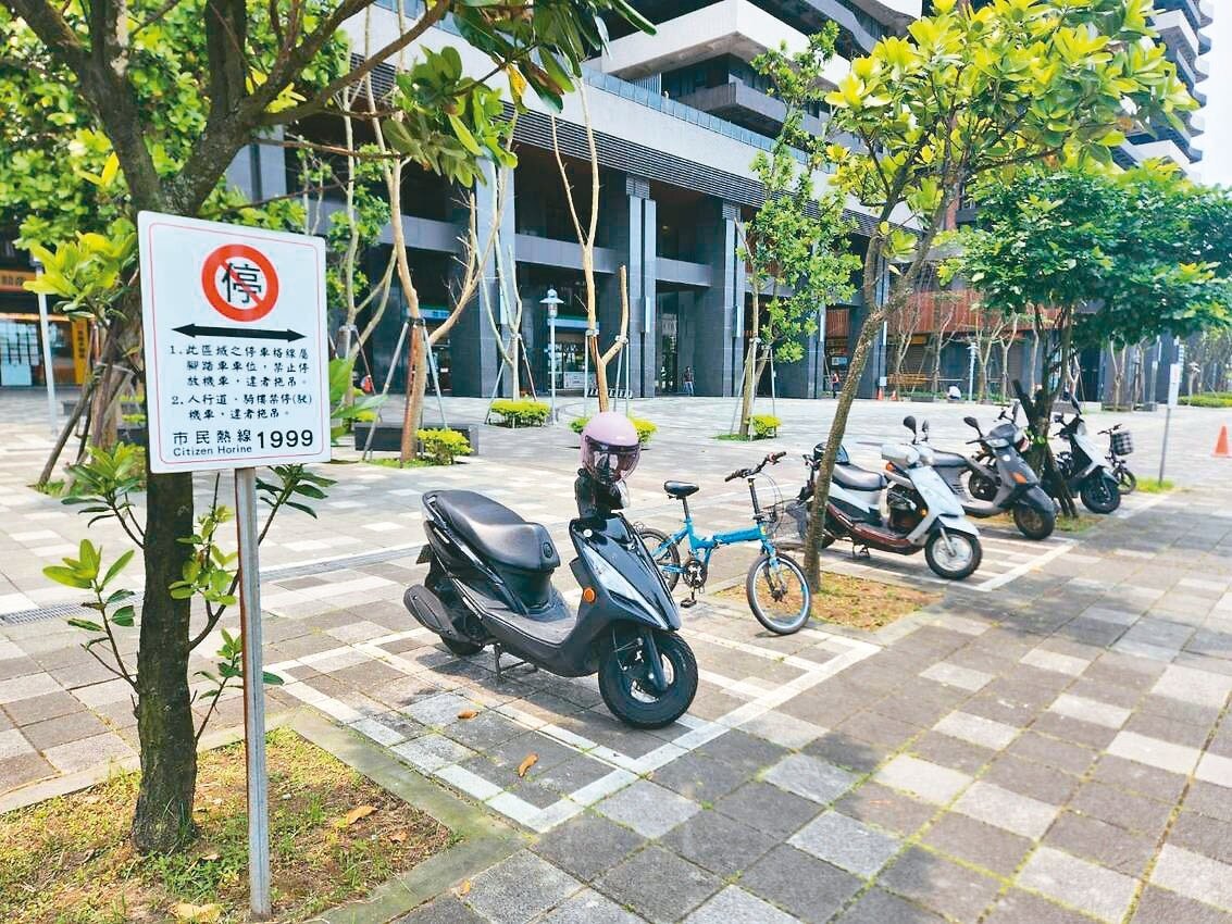 新北淡海新市鎮是熱門重劃區,規畫給單車的車位成為機車停放區,許多一停就是整天,當自家車格在停。記者李成蔭/攝影