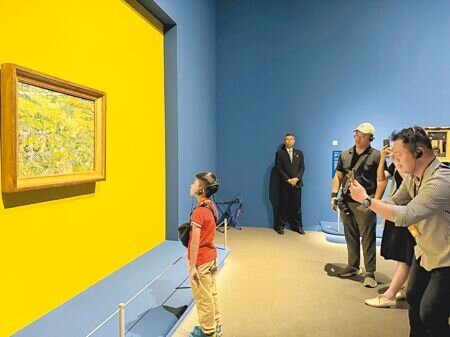 《從拉斐爾到梵谷:英國國家藝廊珍藏展》5月2日起展至9月1日,52幅大師真跡1日預覽會亮相,圖中作品為梵谷的「長草地與蝴蝶」,吸引民眾目光。(曹婷婷攝)