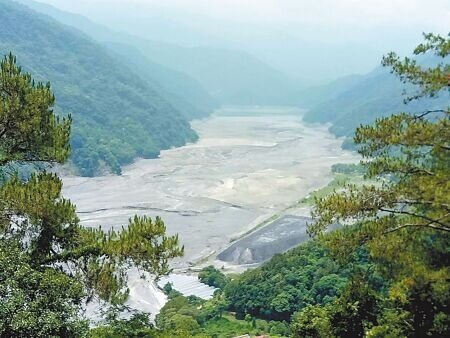 南投縣仁愛鄉霧社水庫的蓄水率近日回升到近4成,但水庫有效容量卻比10年前大減近半。(本報資料照∕王煌忠南投傳真)