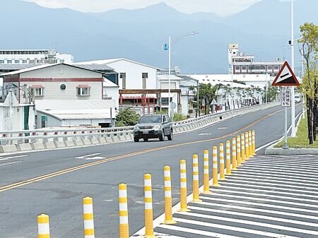 
台東市太平溪右岸路堤共構一路通工程，康樂橋至馬蘭橋1日通車，緩解市區車潮。（蔡旻妤攝）
