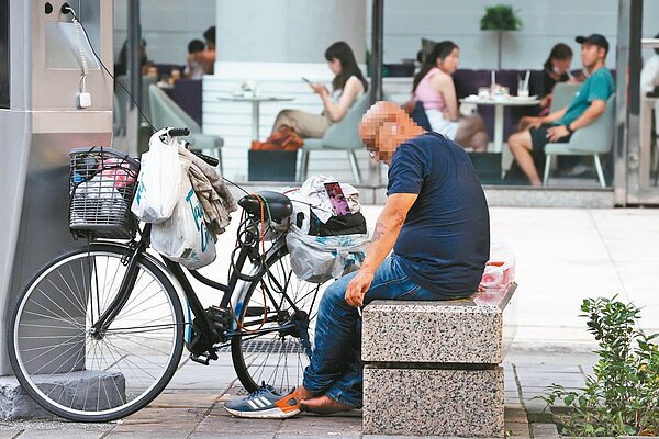 主計總處公布家庭財富分配,貧富差距擴大,財富最低的20%家庭,金融負債30年增16倍。聯合報系資料庫