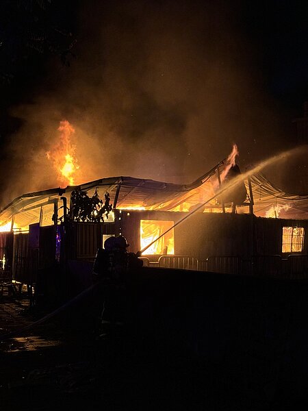 台中市南屯區環中路一間鐵皮倉庫在昨天深夜傳出火警,烈焰燃燒約百坪,消防員滅火搶救。圖/讀者提供