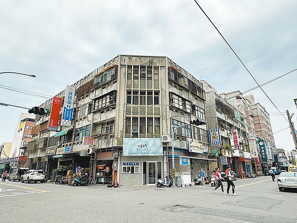 苗栗縣竹南鎮合作大樓,是3棟屋齡將近50年的老社區,經縣府輔導協助,該大樓4月獲核准成為都市更新實施者,也是縣內屋齡45年以上社區推動自主都更首例。(苗栗縣政府提供/李京昇苗栗傳真)