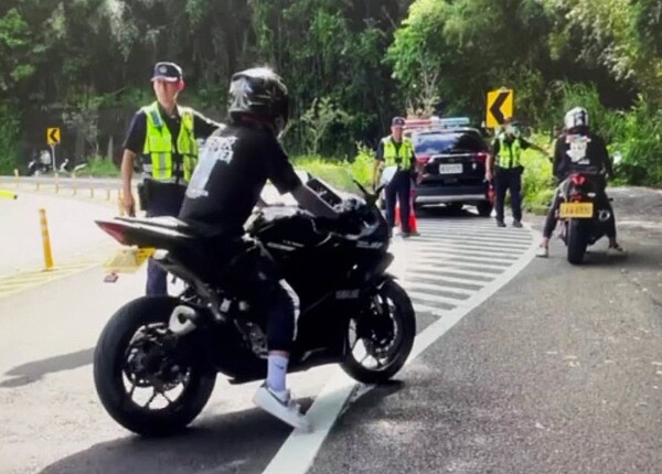 警方台7乙線彎道設區間測速+固定照相取締開單,令飆車族害怕,取締件數較前年銳降八成五。圖/警方提供