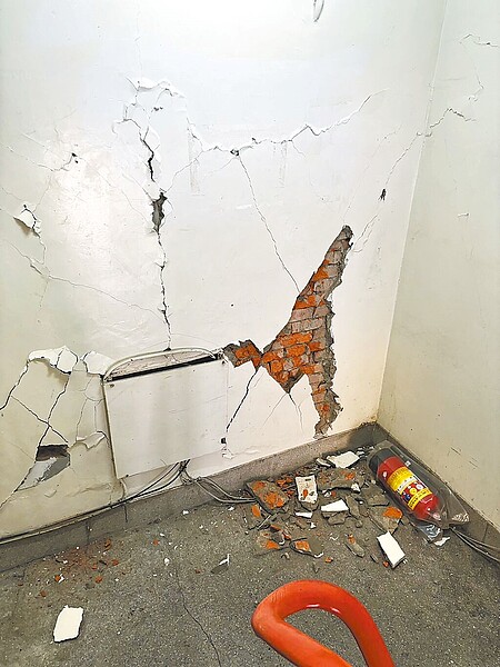 新北市府將以城鄉發展基金支應1800萬元,針對公寓共用部分在0403花蓮大地震中造成的災損提供修繕補助。(新北市工務局提供/呂健豪新北傳真)