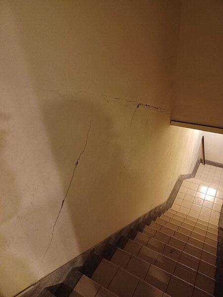 0403花蓮地震造成全台建築物損壞,截至4月25日止新北通報案累計約1600件,約7成是2、30年以上老公寓。圖/工務局提供