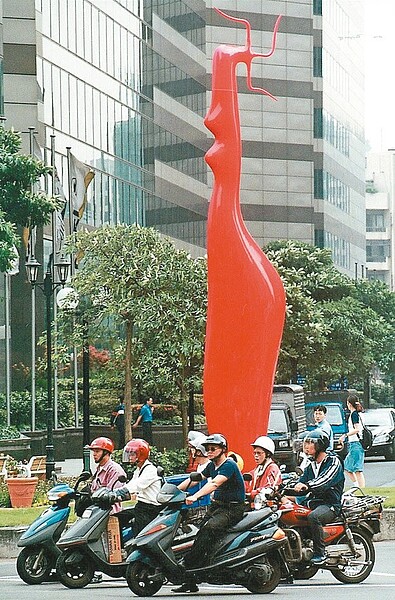 在台北市設置25年的公共藝術地標作品「飛躍東區」上周無預警遭移除,引發爭議。聯合報系資料照