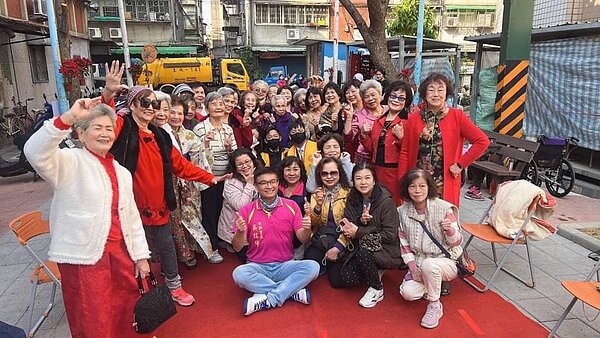 日新里婦女節星光大道，感謝吳信坪里長的用心。（圖／北投樂生活Ｘ有你有我）